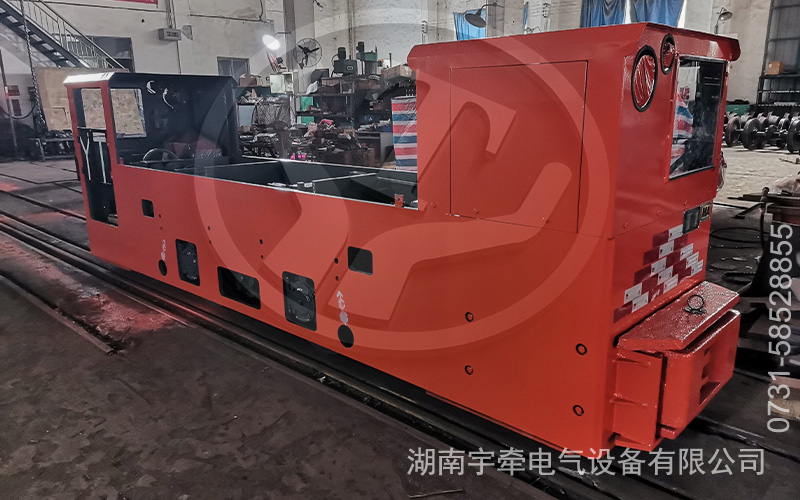 雙駕駛室8噸防爆蓄電池電機(jī)車(chē)發(fā)貨 1.jpg