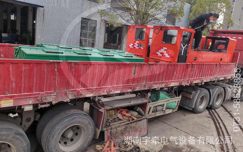 雙駕駛室8噸防爆蓄電池電機(jī)車(chē)發(fā)貨 2.jpg